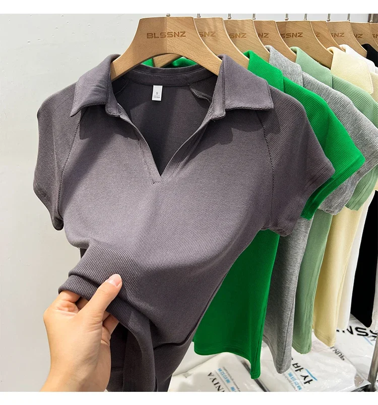 Nischen-Design Slim Fit Kurzarm Damen T-Shirt 2026 Sommer Neuheit V-Ausschnitt Poloshirt Einzigartiges Elegantes Top Koreanisches Einfarbiges Tee – Detail 28