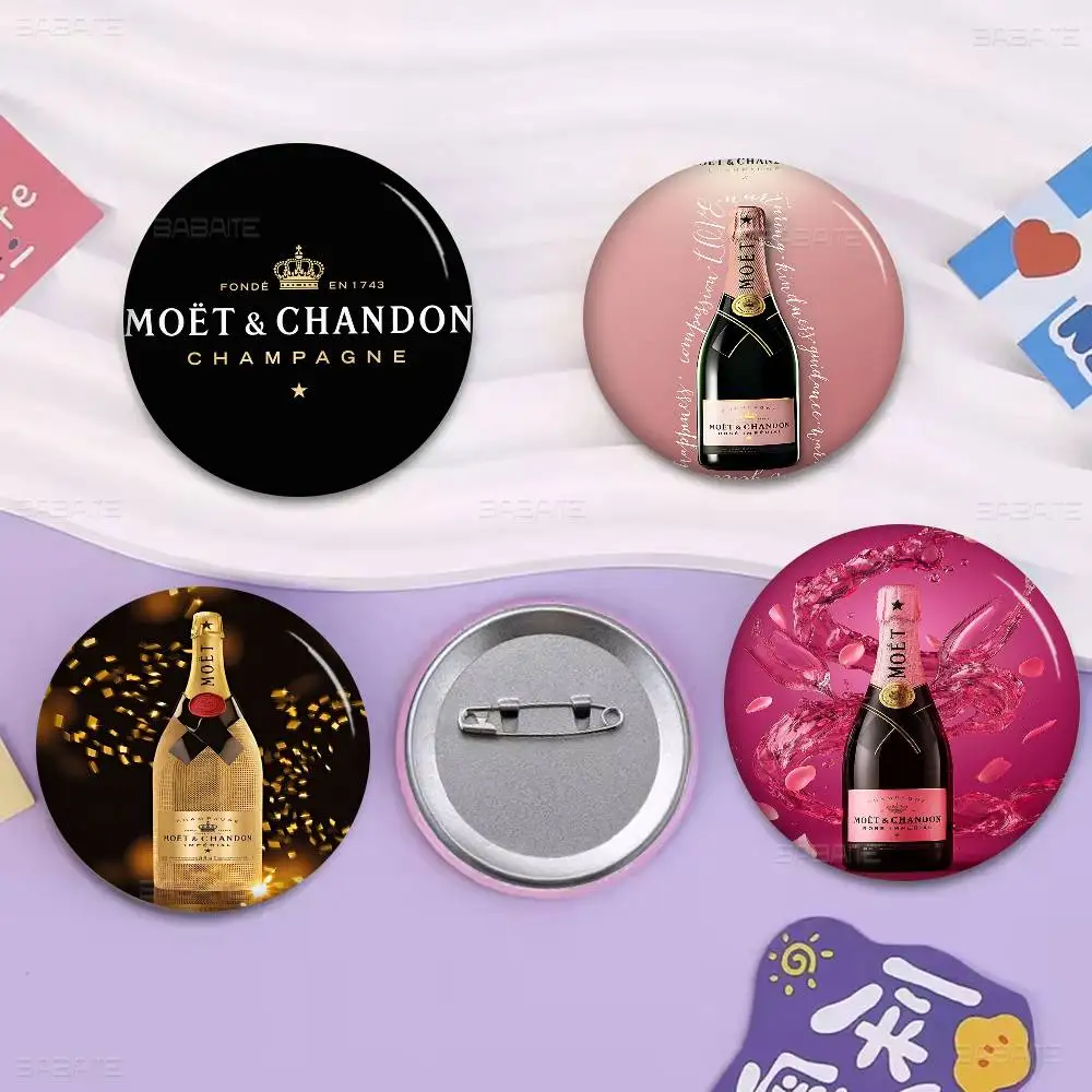 Broches Redondos da Marca M-Moet C-Chandon com Slogan Criativo, Decoração para Mochilas e Roupas, Joias de Moda em Estilo Cartoon, Presentes
