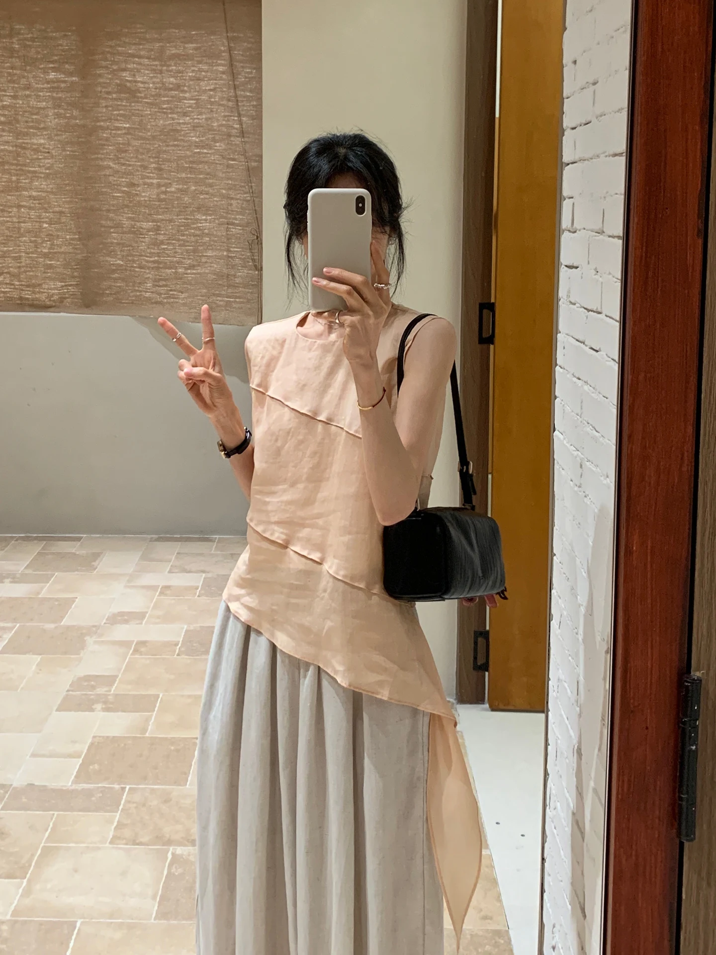 

Женская летняя рубашка без рукавов BRIVIN Gentle Style с асимметричным подолом, цвета грейпфрута, утягивающий топ средней длины