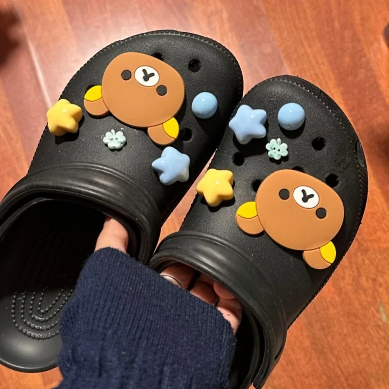 MINISO القابلة للإزالة Rilakkuma الدب سلسلة الأحذية السحر ل قباقيب حسن الحظ البرسيم لتقوم بها بنفسك دائم ABS المواد هدايا حفلة عيد الميلاد