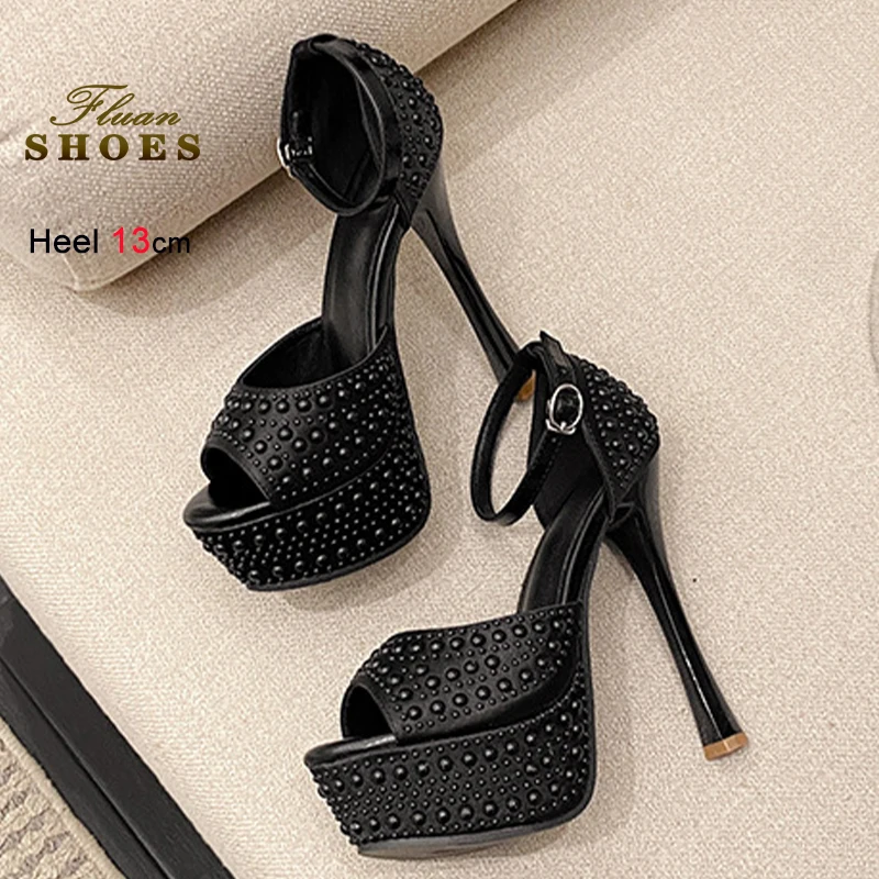 

Новые сексуальные летние черные женские босоножки с жемчугом на тонком каблуке 13 см, на платформе, с ремешками на щиколотке, с круглым открытым носком, ажурные, для банкетов