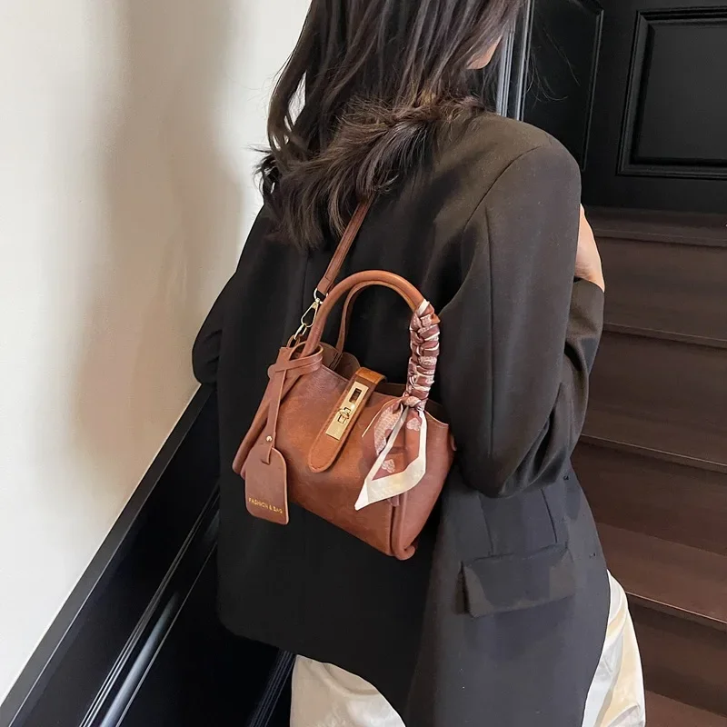 

2025 Trend! Women's Vegan Leather Handbag with Detachable Scarf | Niche Retro Shoulder Bag with Adjustable Strap | Elegant