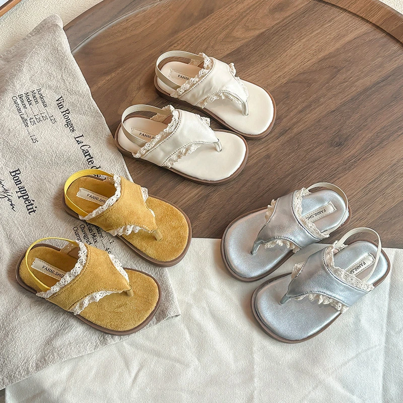 

Летние однотонные сандалии из искусственной кожи для девочек, модные детские шлепанцы с кружевными оборками, нескользящая мягкая детская пляжная обувь с эластичной лентой