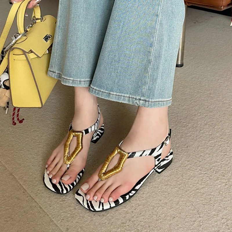 

Женские модные сандалии с Т-образным ремешком, роскошные золотые металлические украшения, плоские сандалии с квадратным носком, летние туфли для вечеринок, уличные шлепанцы-сандалии