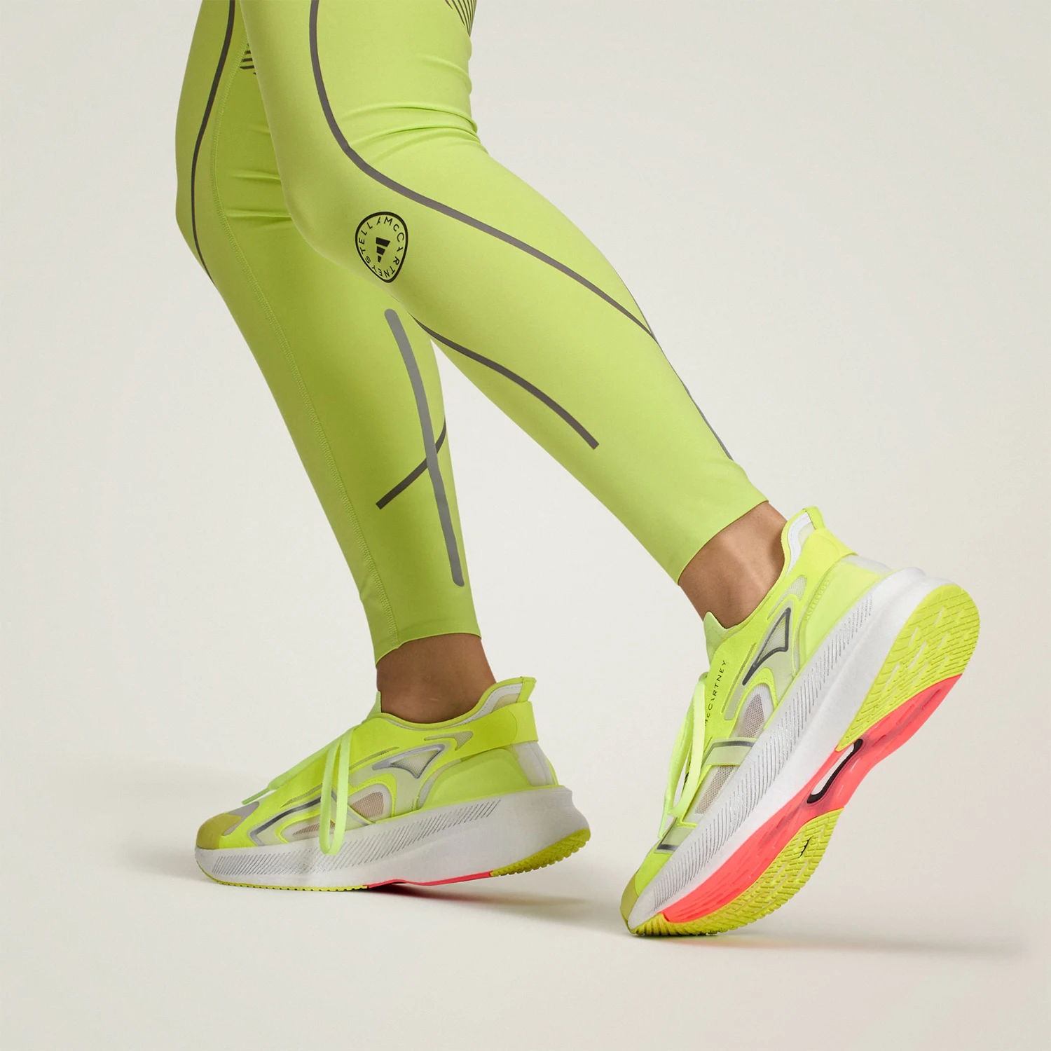 

Adidas оригинальные новые женские дышащие тренировочные туфли на толстой подошве JI4361