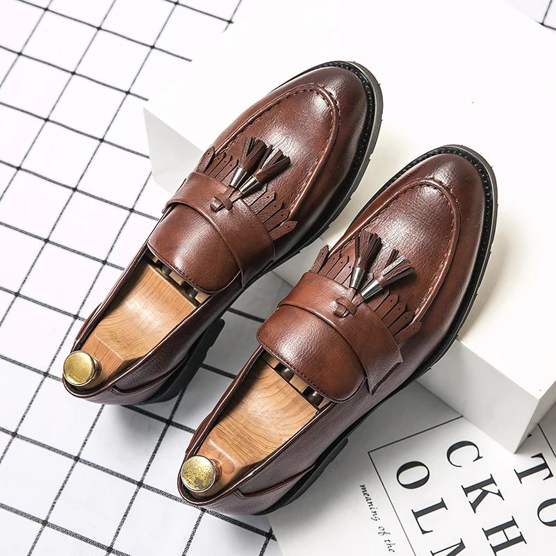 

Fashion Pointed Toe Dress Shoes Slip on Men Tassels Loafers Patent Leather Shoes for Men Formal Party Mariage Wedding Club Shoes