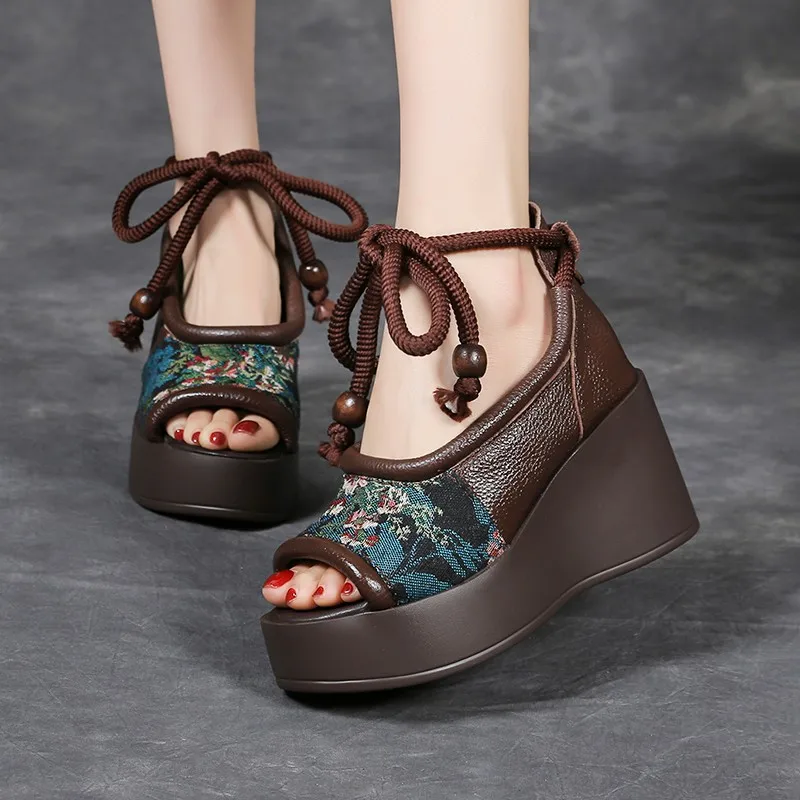 Weiche Leder-Sandalen im chinesischen Stil mit Stickerei, Keilabsatz und Fischmaul-Design für Damen, Vintage-Schnürung, Plateau-Sohle, Cut-Out-Römerschuhe