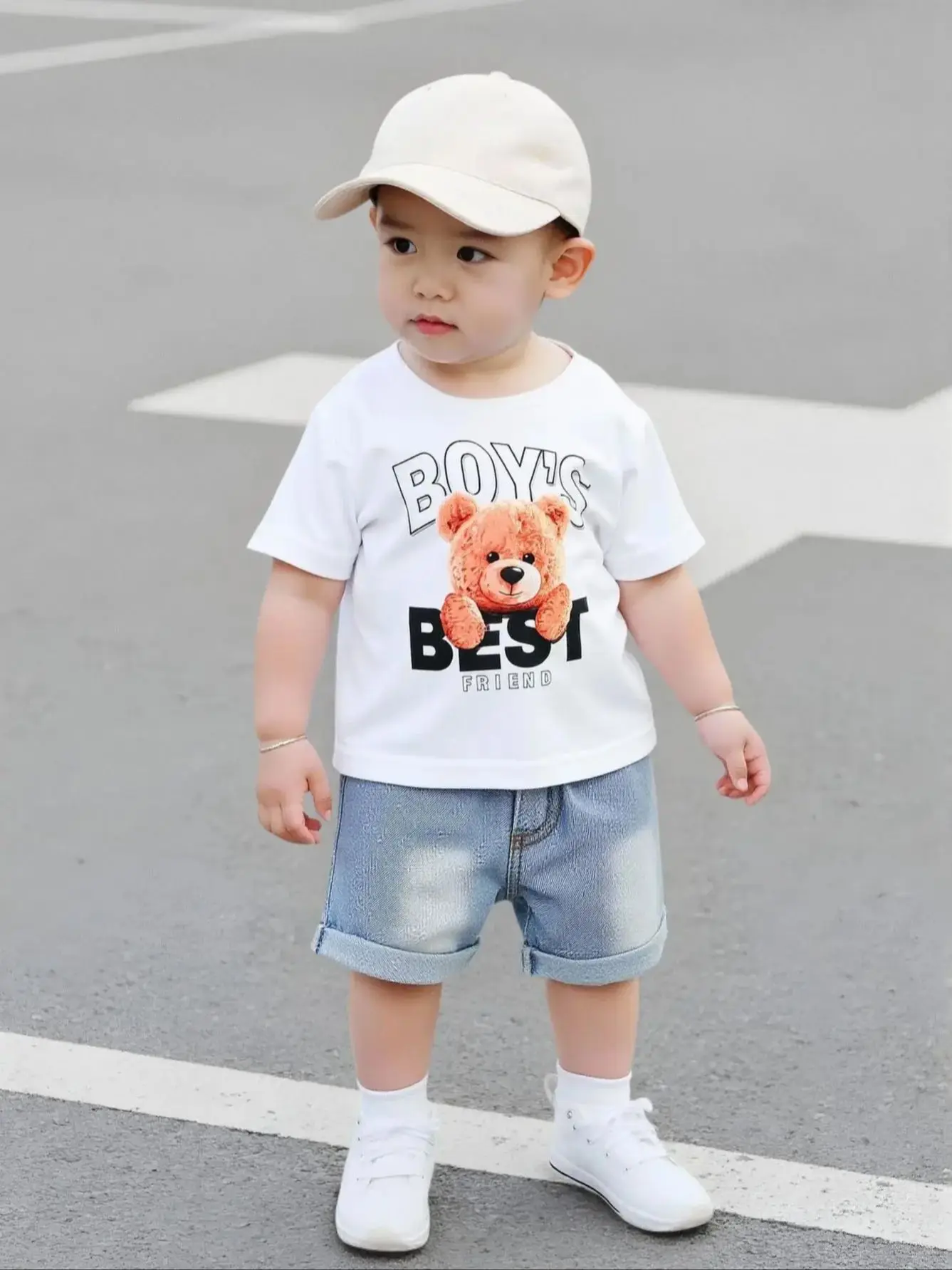 Zweiteiliges Set aus einem süßen T-Shirt mit Rundhalsausschnitt und kurzen Ärmeln in Khaki mit einem kleinen Bärenmuster und einer blauen Jeansshorts für Babys. – Detail 1