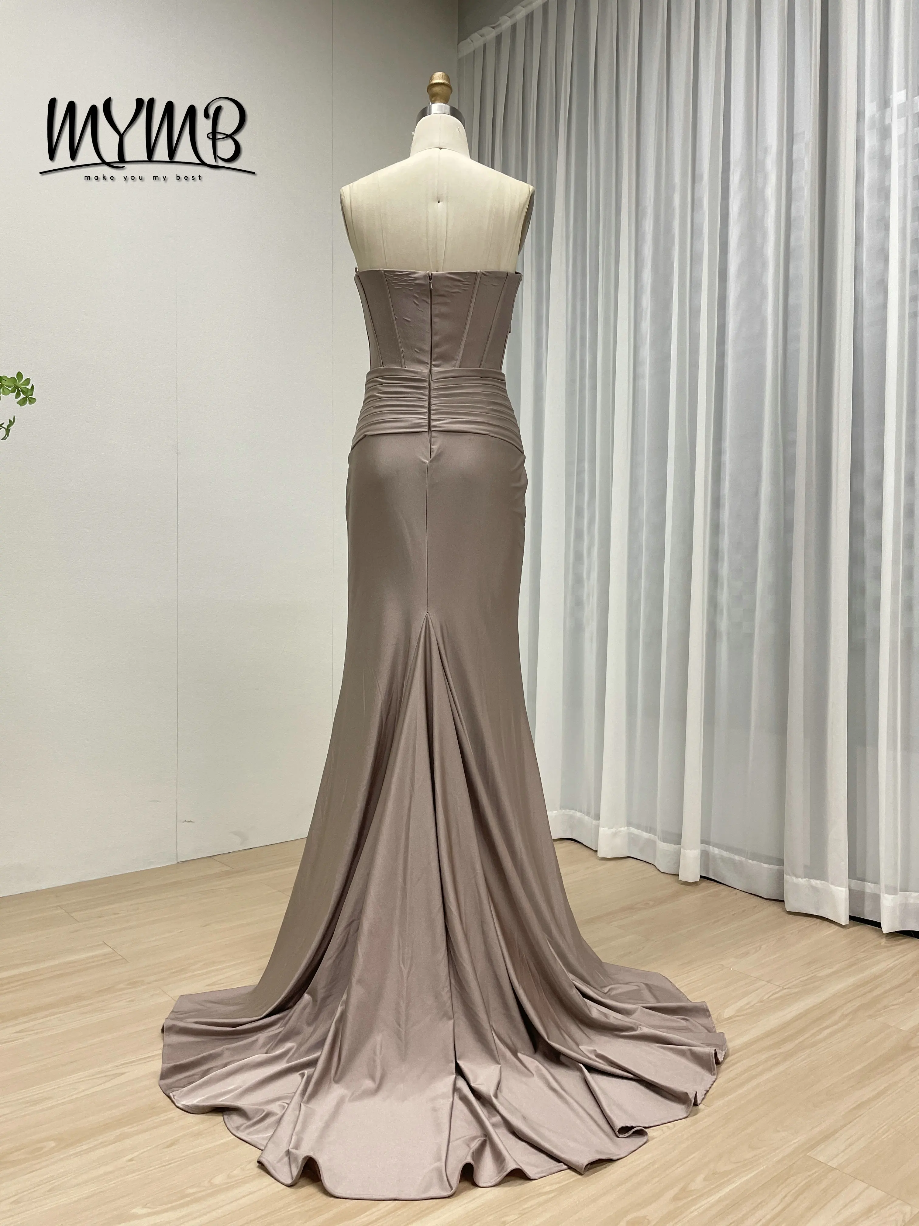 MYMB ชุดราตรีเกาะอกสีคาราเมลสวยหรูพร้อมรายละเอียดจับจีบเก๋ เดรสผ่าสูงพอดีเหมาะสำหรับงานแต่งงานพรหม MC20074