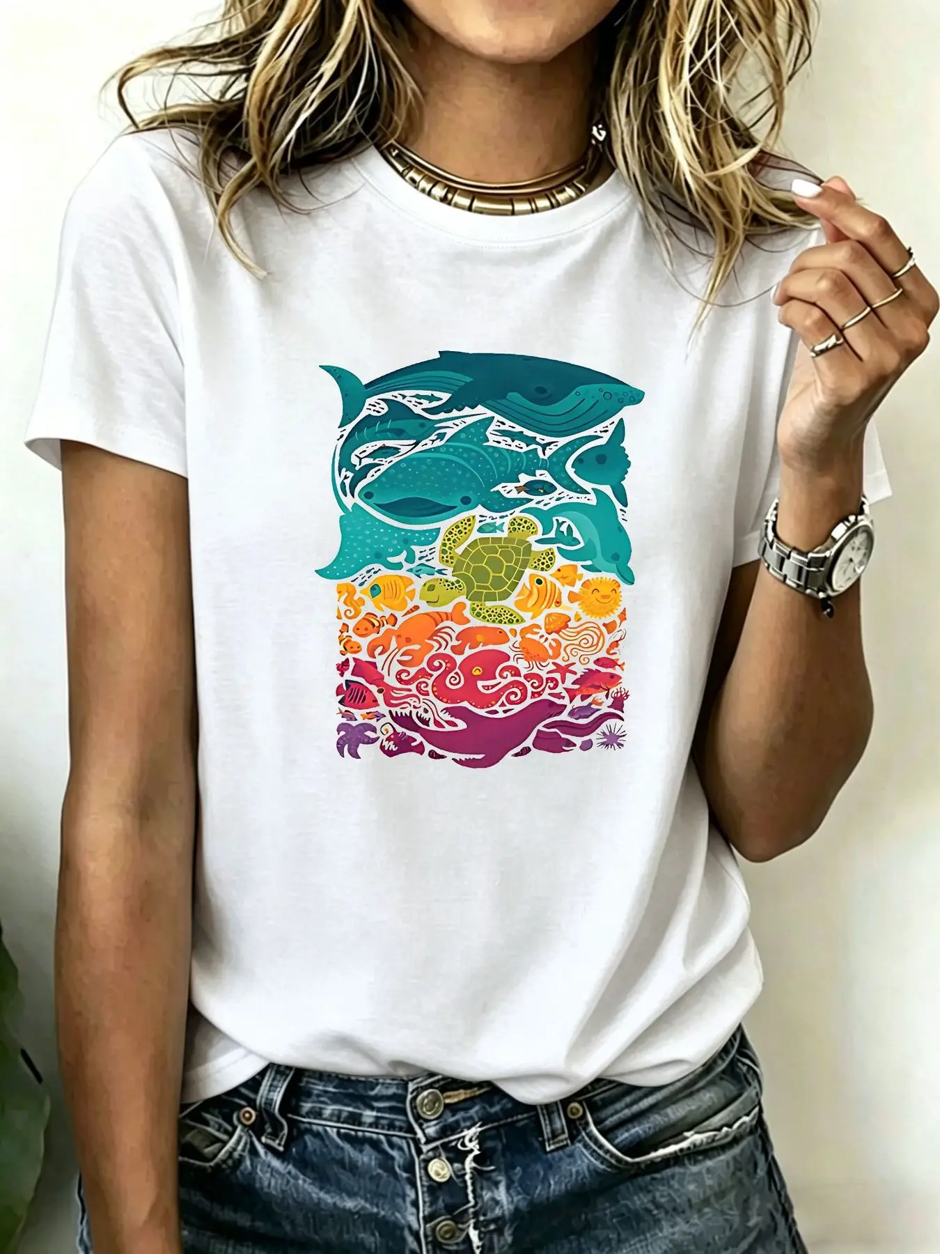 T-shirt pour femme grande taille en coton pur de 180 grammes avec imprimé graphique coloré sur le thème de la mer, représentant des dauphins, des tortues marines et des océans.
