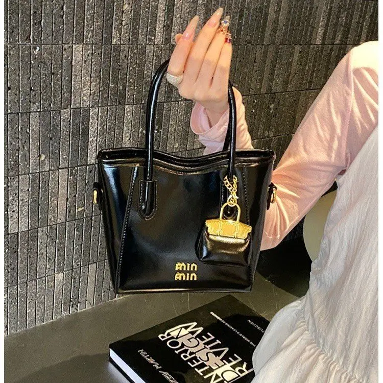 

Elegant Minimalist Parisian Designer Diaper Bags For Women Luxury Vintage Leather Large Capacity Fashionable Crossbody Bag