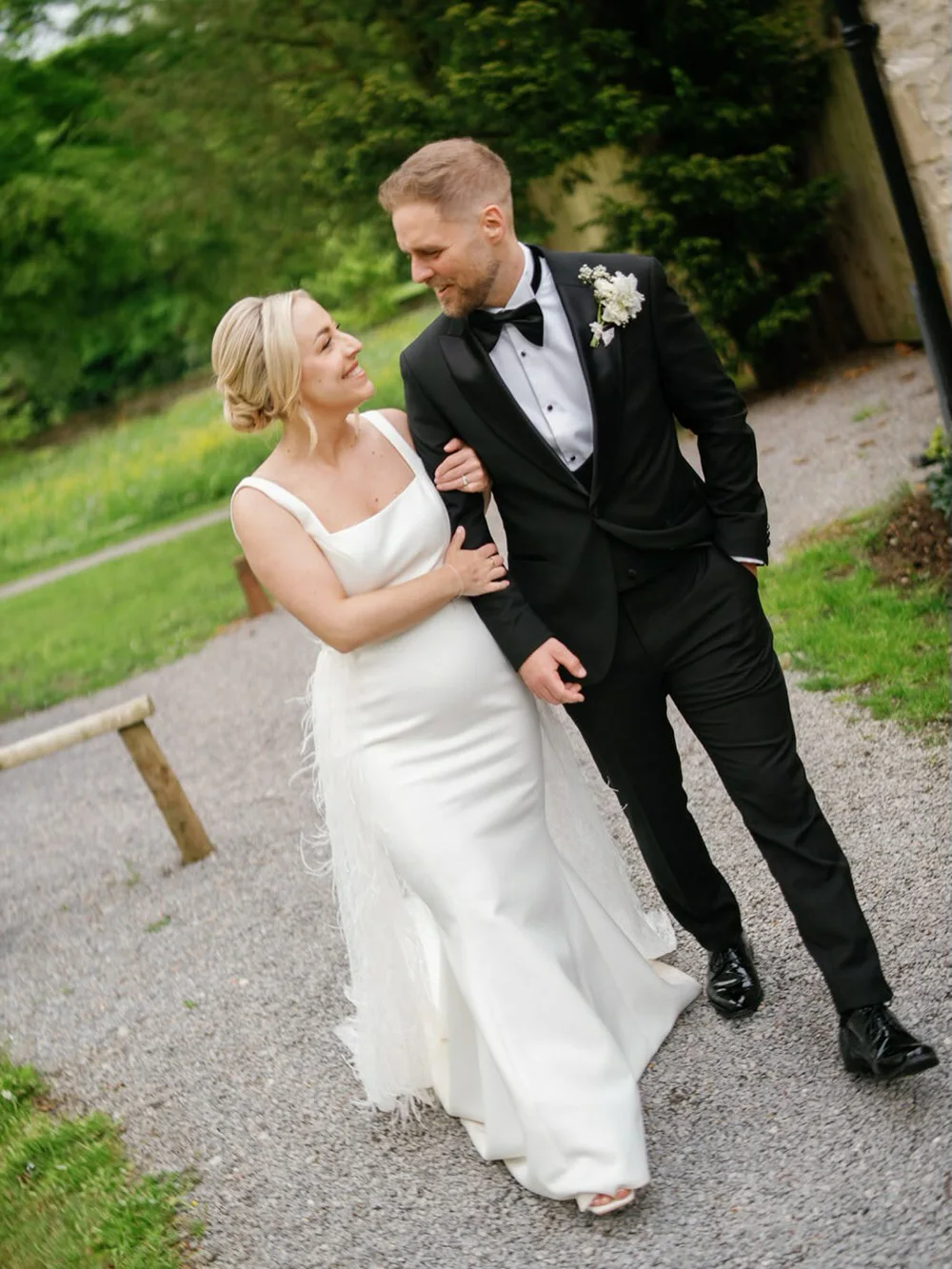 Modern Square Neck Mermaid Bridal Dress Feather Side Train Luxury Bride Dress Sleeveless Plus Size Wedding Dress Customized