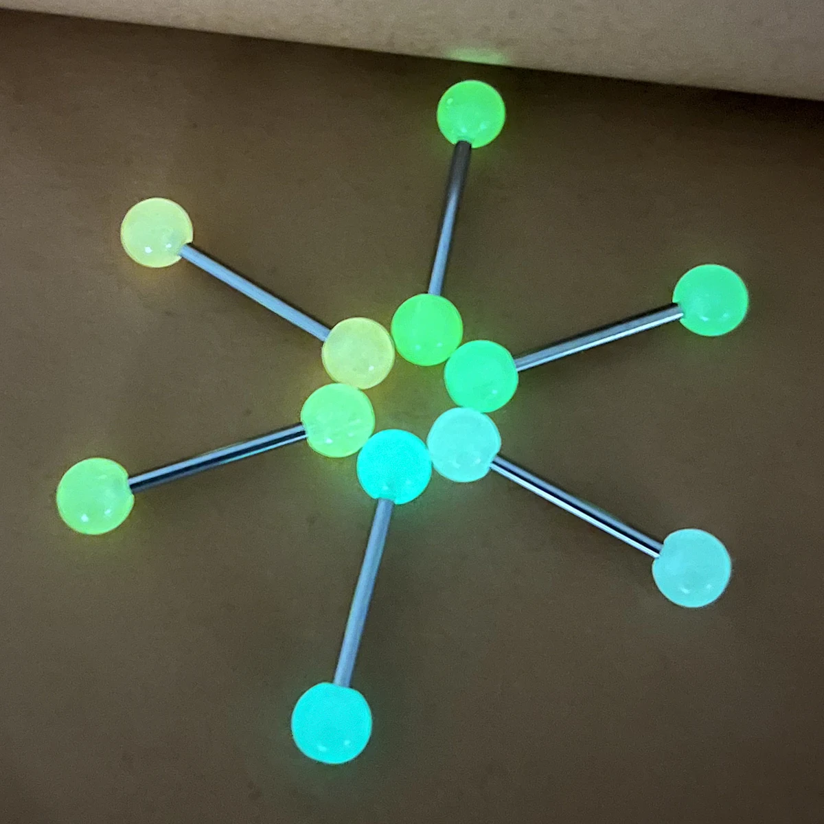 6 Stücke Sexy Acryl Leuchtende Zungenpiercings Schmuck für Frauen Männer 14G Edelstahl Bar Glow in Dark Zungenringe Barbell Stud – Detail 7