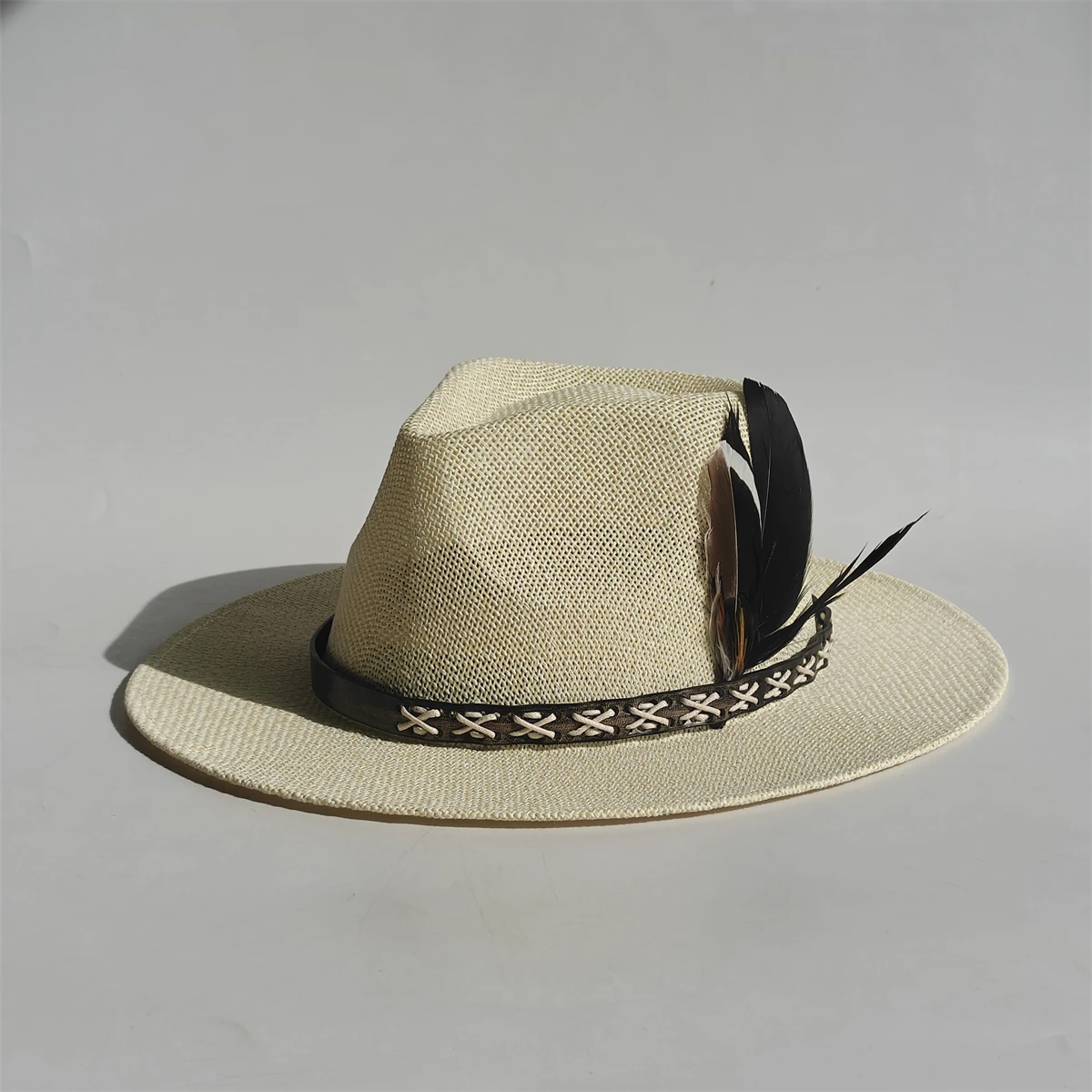 قبعة منسوجة يدويًا من الريش ملحقات الرجال واسعة الحافة بنما الجاز قبعة في الهواء الطلق حماية من الشمس قبعة من القش نمط للجنسين للربيع والصيف