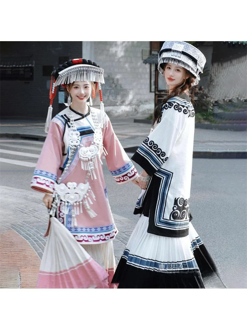 

Новая розовая одежда в национальном стиле для женщин-этнических меньшинств: традиционная этническая мода для фотосессий в студии