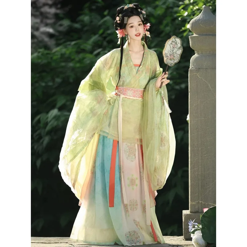 tenue-traditionnelle-chinoise-hanfu-elegante-de-couleur-claire-style-dynasties-du-nord-et-du-sud-avec-manches-amples-et-fluides-pour-une-allure-feerique