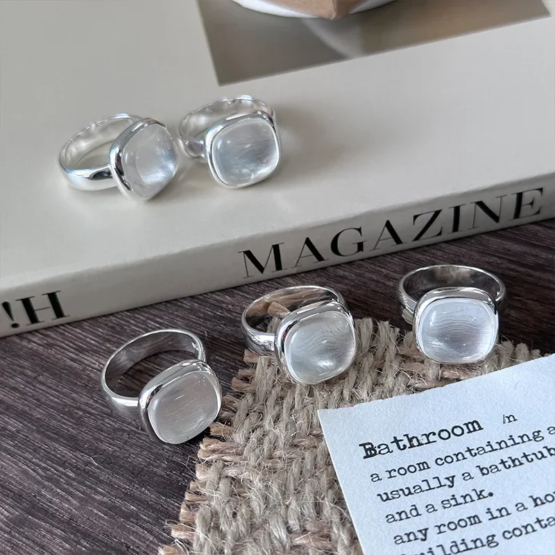 925 Sterling Silver Square White Crystal Ring for Women with A Simple and Cool Style and A Heavy-duty Closed Mouth Design Ring