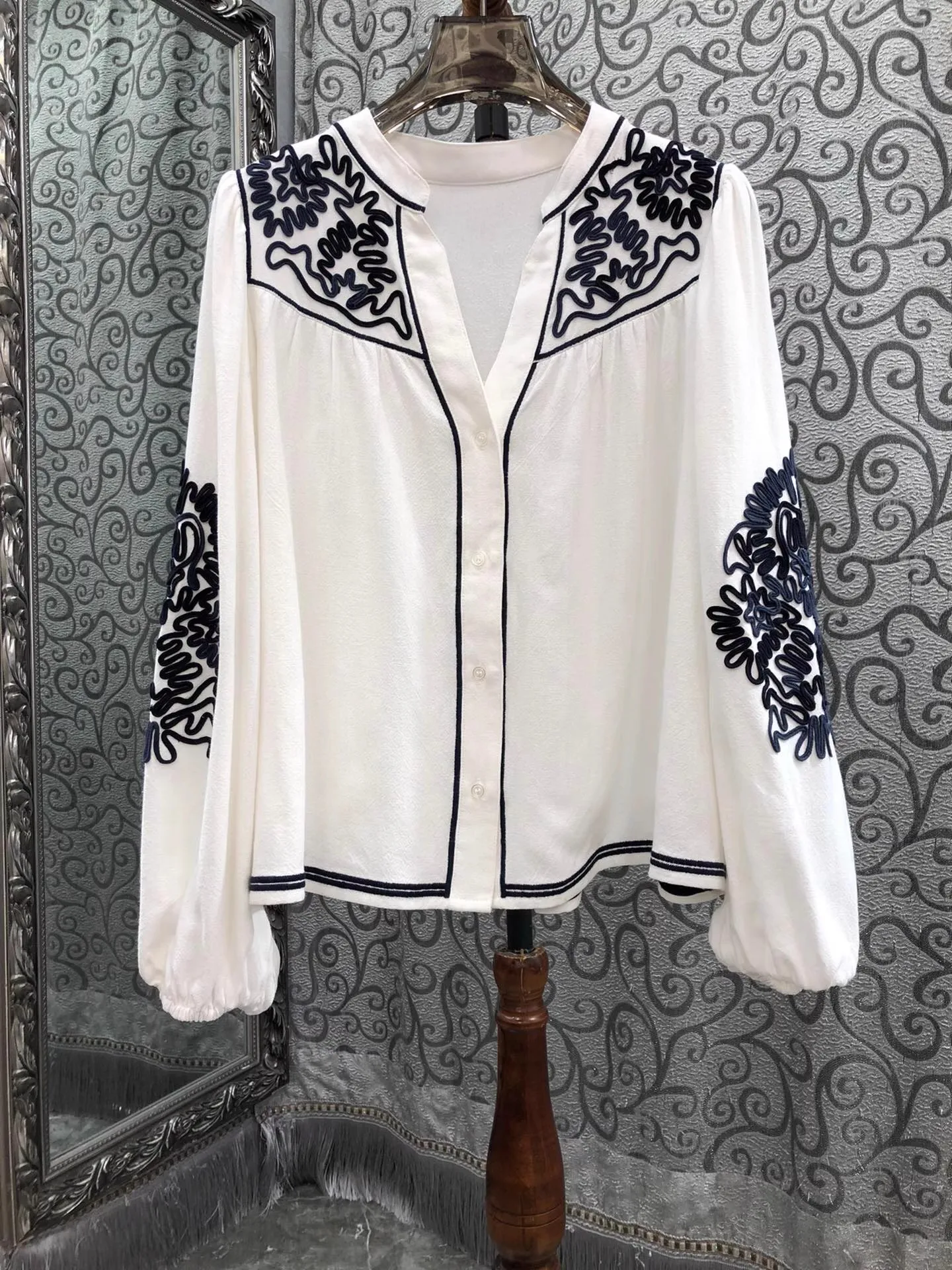 

Top Quality New Designer Fashion Blouses Women Sexy V-Neck Appliques Floral Embroidery Long Sleeve White Cotton Linen Shirts