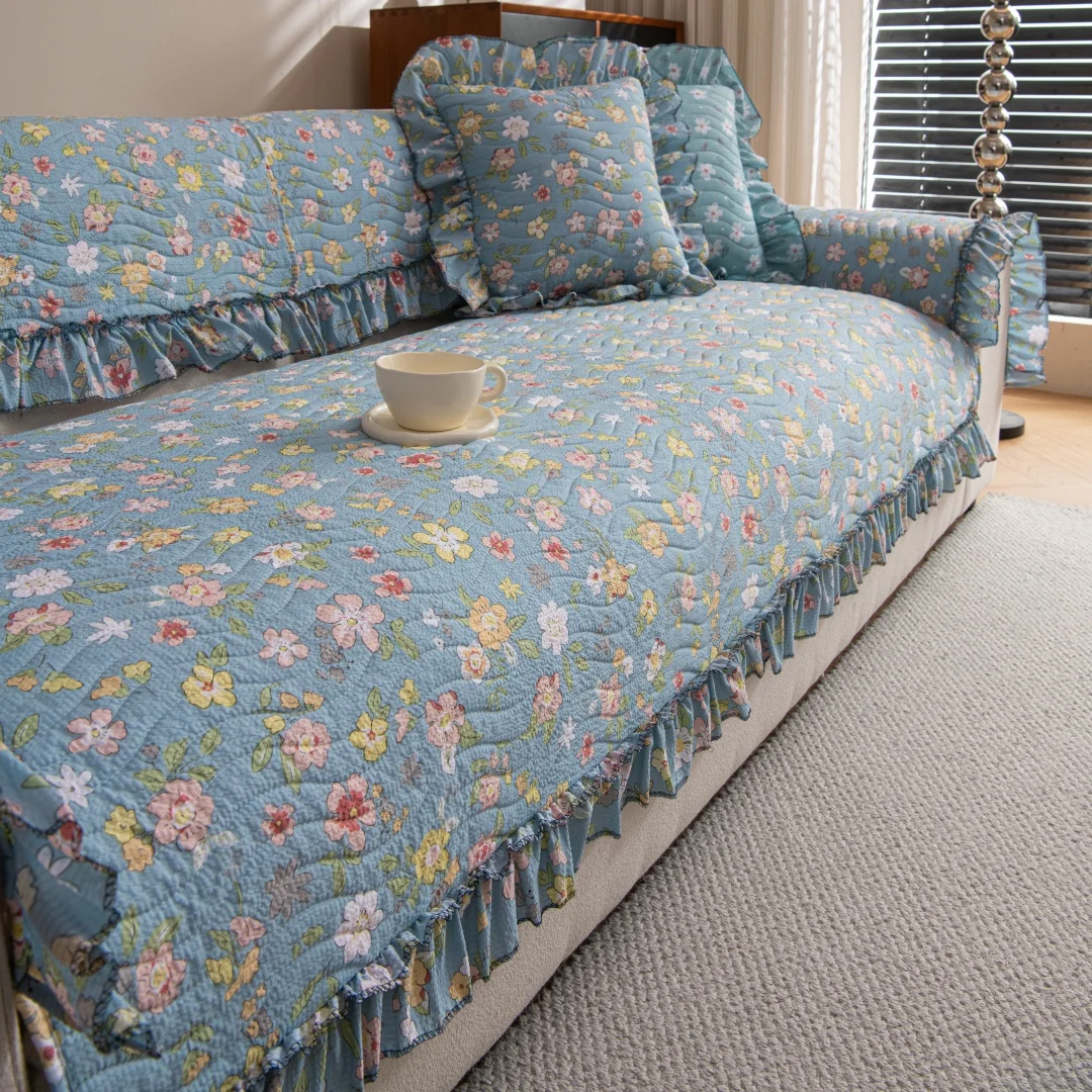 Frühlingsheller Blauer Blumen-Quilt-Sofabezug, für Wohnzimmer 1/2/3/4-Sitzer Couchbezug Sofatuch mit Rüschen