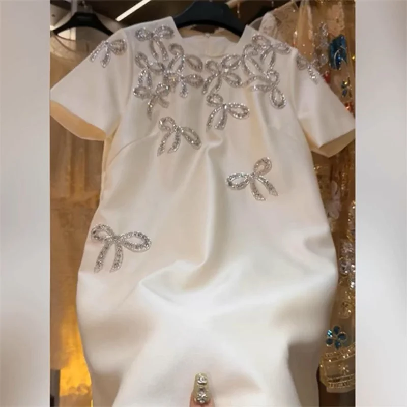 

Женское платье с коротким рукавом, круглым вырезом и кристаллами