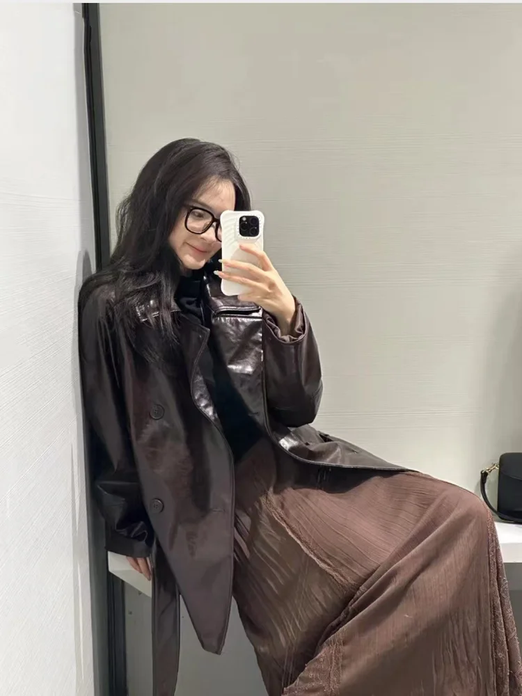 معطف نسائي غير رسمي من جلد البولي يوريثان لخريف 2025 مع حزام طويل Sve بياقة مقلوبة محاكاة سترة جلدية #1