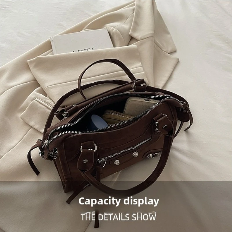 Vintage Wildlederähnliche Handtasche, Nieten-Reißverschluss-Dekor, Abnehmbarer Langer Riemen, Retro-Punk-Umhängetasche für Pendlerinnen – Detail 17