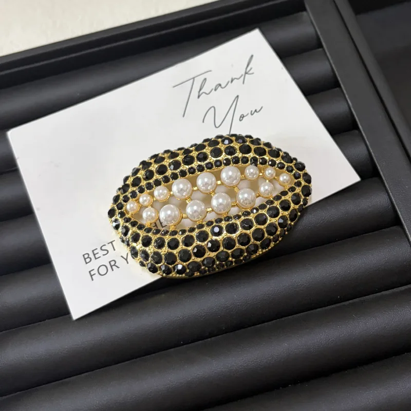 Cross border fashion light luxury high-end suit jacket accessories, exaggerated retro pearl full diamond lip brooch