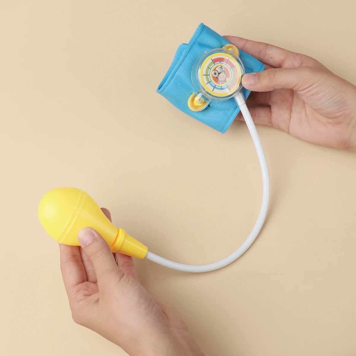 1-Blutdruckspielzeug – lustiges medizinisches Rollenspielgerät, rosa und blaues Kunststoff-Blutdruckmessgerät mit aufblasbarer Manschette, geeignet f