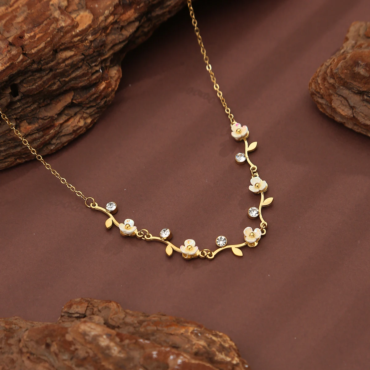 

SOVOB Retro Camellia Styling Necklaces For Women 18K Gold-plated White Zircon Choker Necklace Woman's Stainless Steel Jewelry