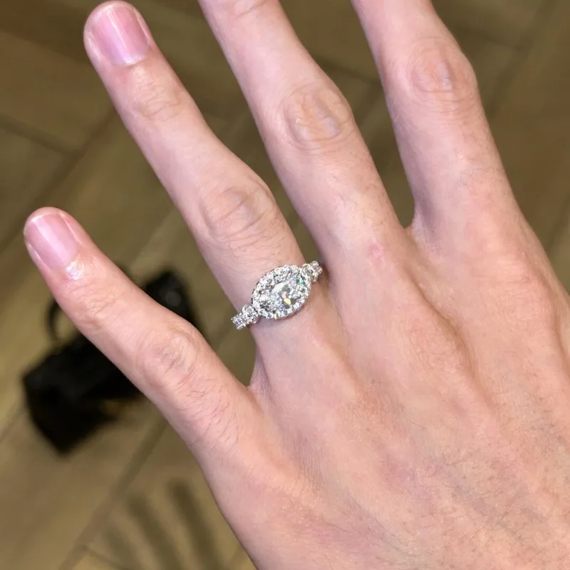 بيضة حمامة بيضاوية فاخرة خفيفة على الموضة مرصعة قليلاً مع حلقة افتتاح الماس للسيدات تصميم متخصص أنيق بمصابع السبابة الراقية #2