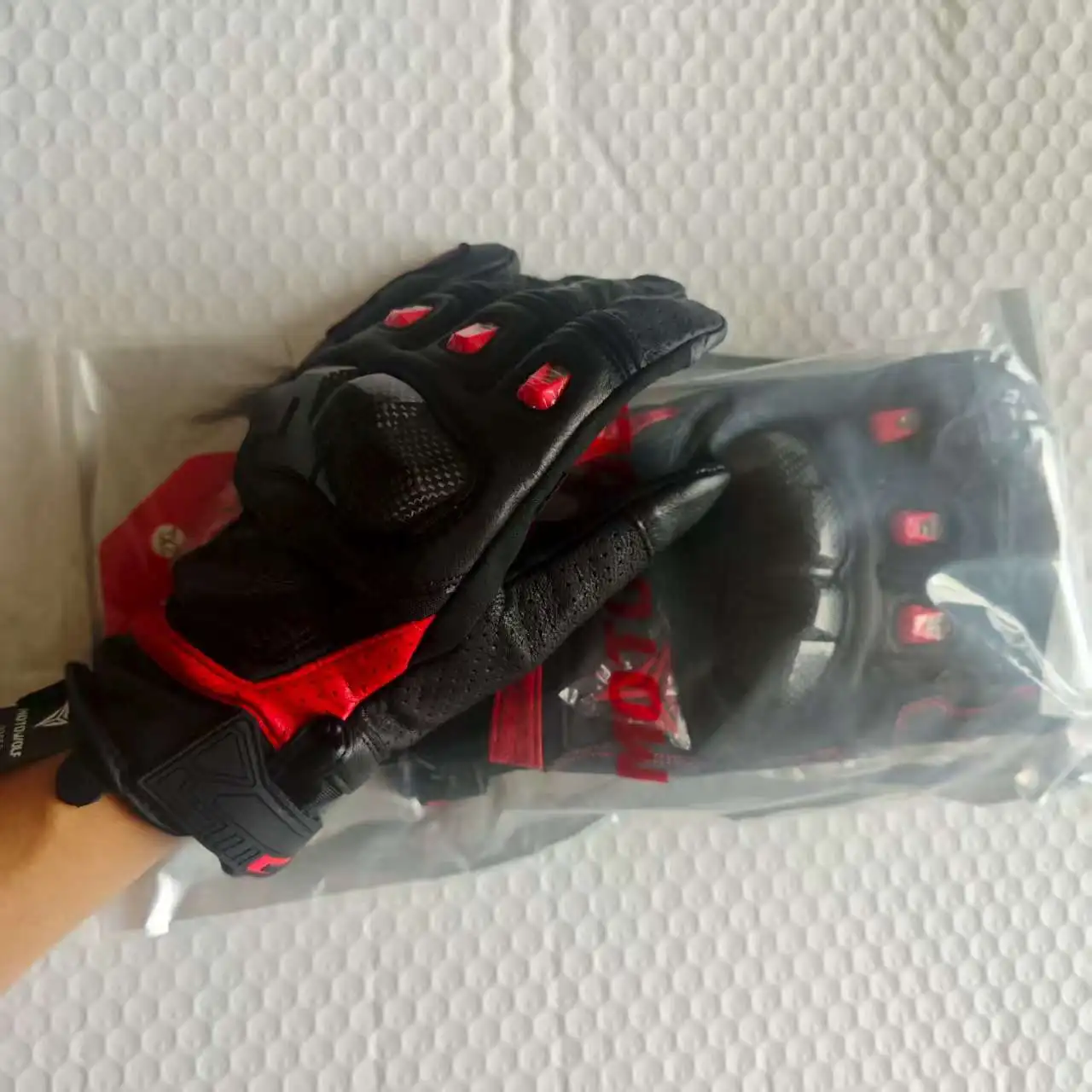 

Мотоциклетные перчатки из углеродного волокна с полным пальцем из козьей кожи, сенсорный экран и противоскользящий дизайн, мото-предметы для гонок и бездорожья, черные