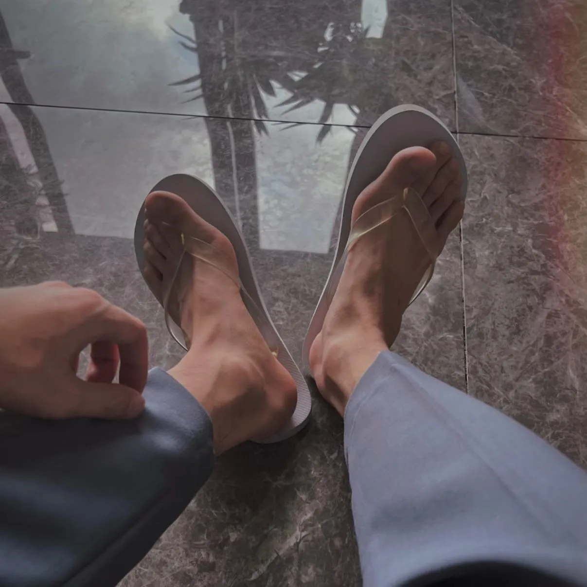 

Летние уличные носимые противоскользящие мужские сандалии, удобные домашние тапочки, легкий плоский каблук, резиновая пенопластовая подошва, материал ПВХ