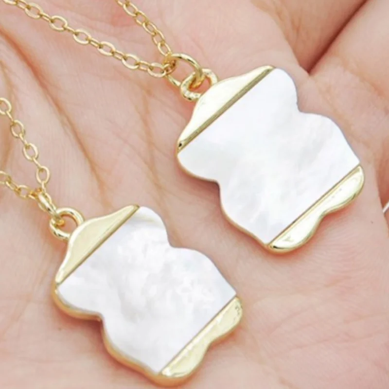 

White Shell Cute Bear Pendant Necklace Popular Sweater Copper Chains Gift Jewelry Fine Accessories