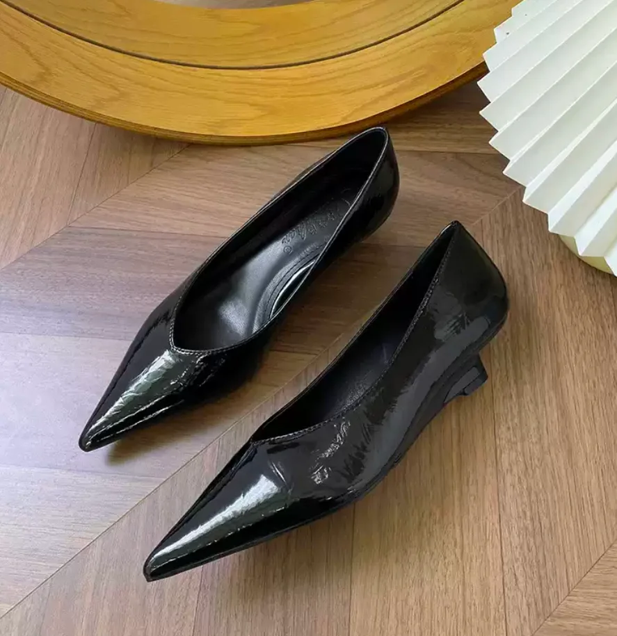 

Lady Shoes Fashion V Cut Shoes Design Short Wedge Pumps Sexy Pointed Toe Patent Leather Elegant Party Shoes Woman Shoes A0011