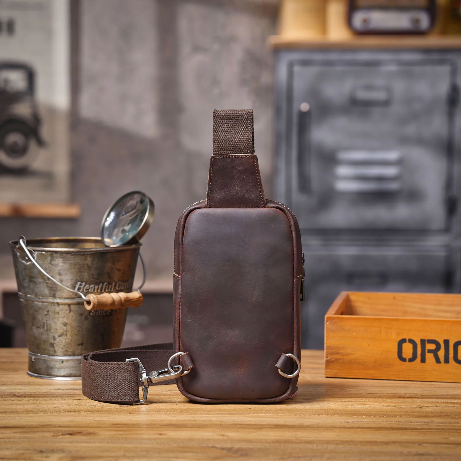 Premium-Brusttasche aus echtem Leder für Herren, Vintage-Umhängetasche aus Vollnarbenleder, Umhängetasche, Sling Bag, Tagesrucksack mit großem Fassungsvermögen – Detail 11