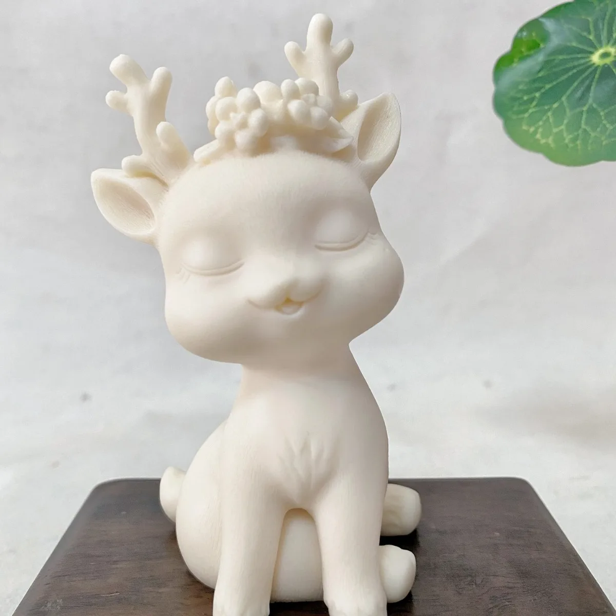 Natural Tagua Nut Carved Shy Deer Statue Cute Animal Tea Pet Hand Play Ornament For Car Desktop Collectible Craft Gift