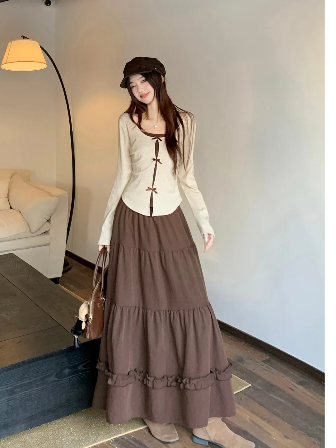 

Комплект из двух предметов для женщин больших размеров: нежный винтажный топ с открытыми плечами и юбка с высокой талией, осенний модный тренд.