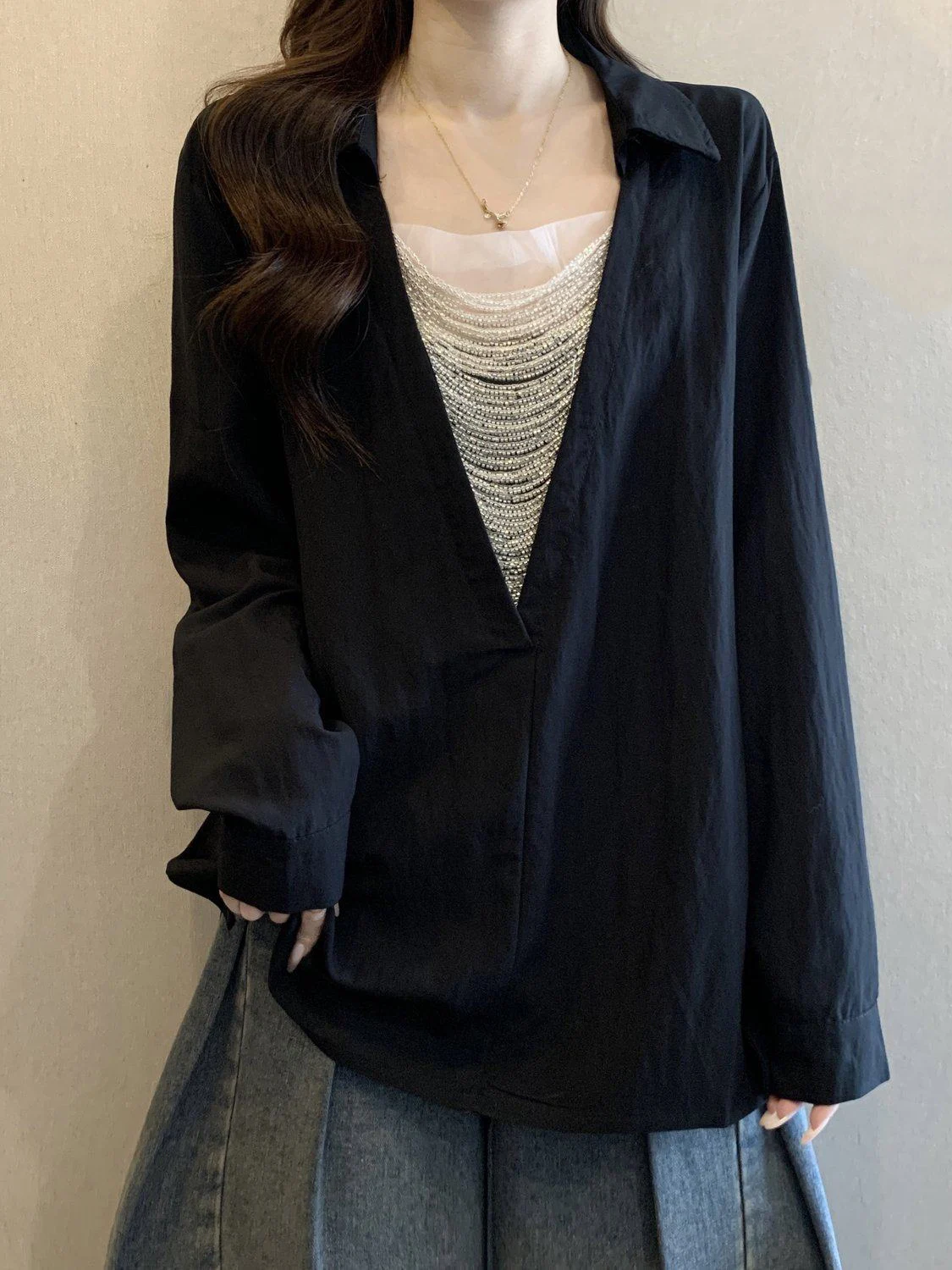

Elegant Black Shiny Bead V-Neck Shoulder-Length Women's Shirt Korean Style Loose Fit Long Sleeve Commute Fashion Spring 2026