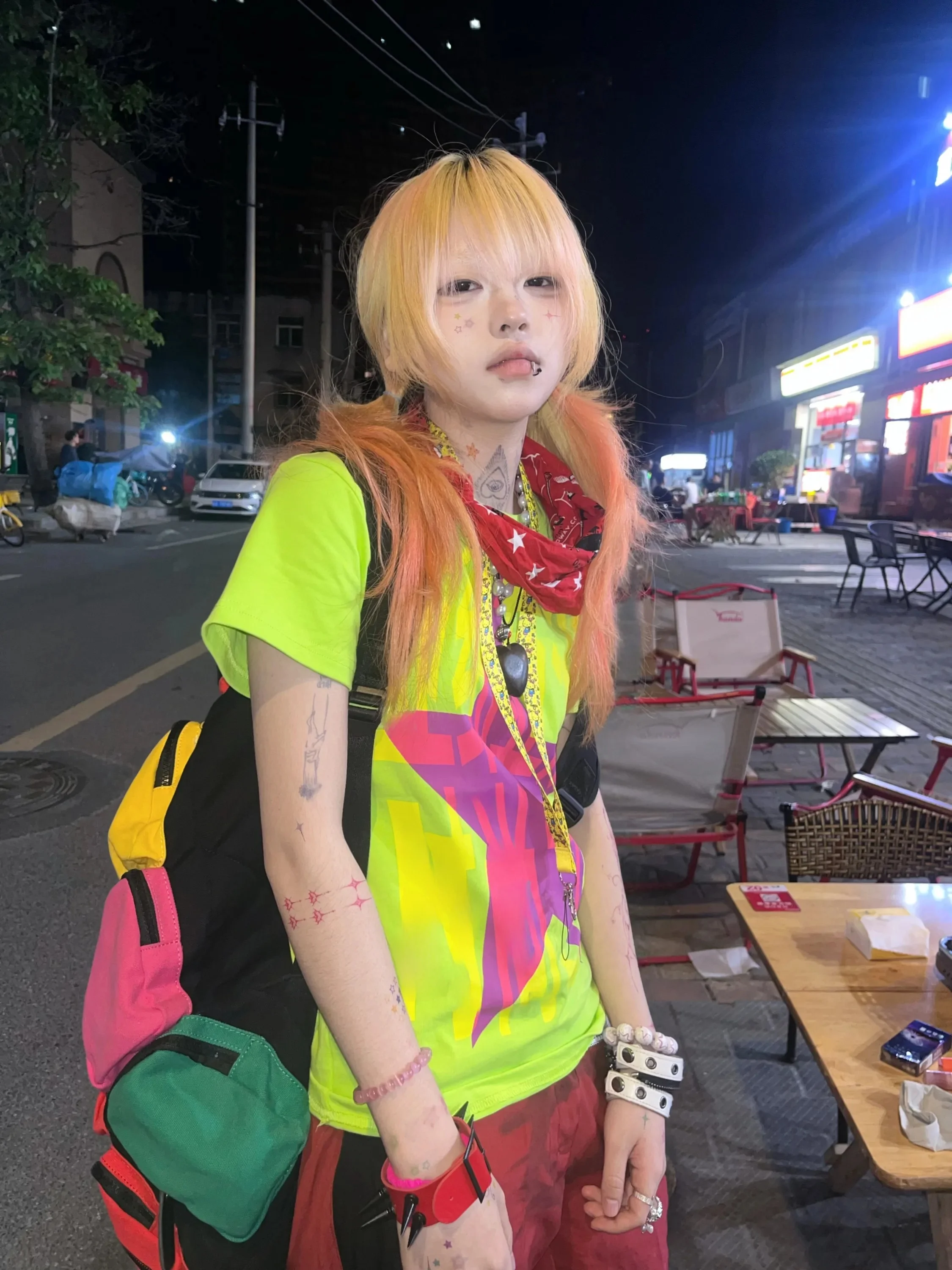 camiseta-de-manga-corta-con-estampado-de-estrellas-estilo-urbano-algodon-puro-corte-estandar-estampado-en-el-hombro