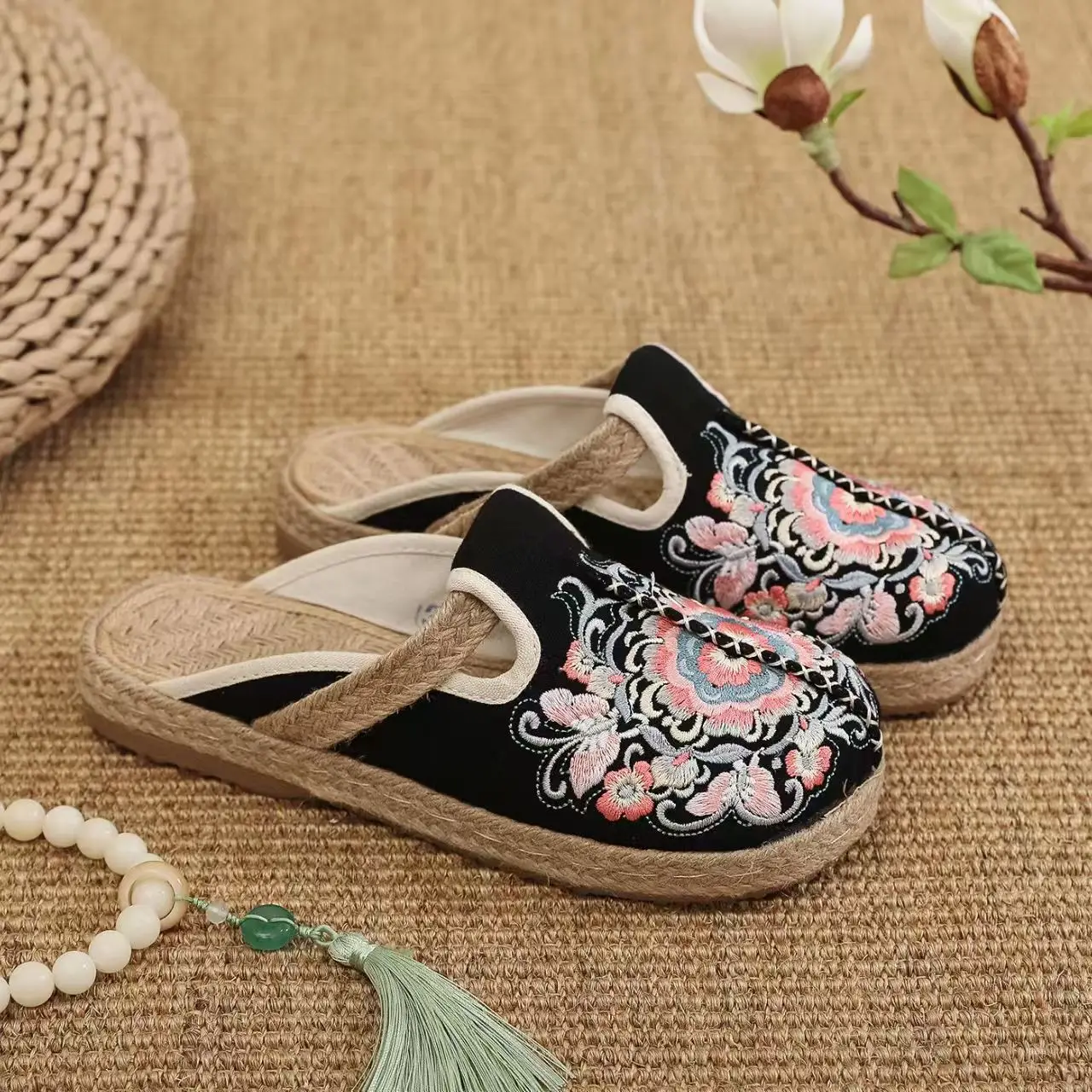 

Women's Summer New Baotou Flat Sole Embroidered Slipper Thick sole Non Slip Ethnic Style Breathable Outdoor Canvas Half Slippers