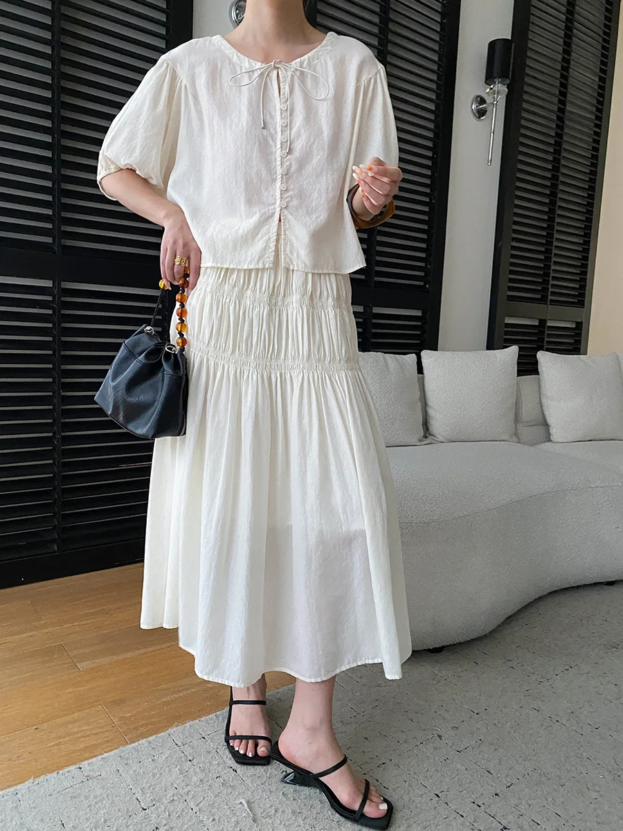 Sommerliches Damen-Set: Lässiges, einfarbiges, französisches Spitzenhemd mit kurzen Ärmeln und plissiertem, elastischem Rock mit hoher Taille – Detail 17