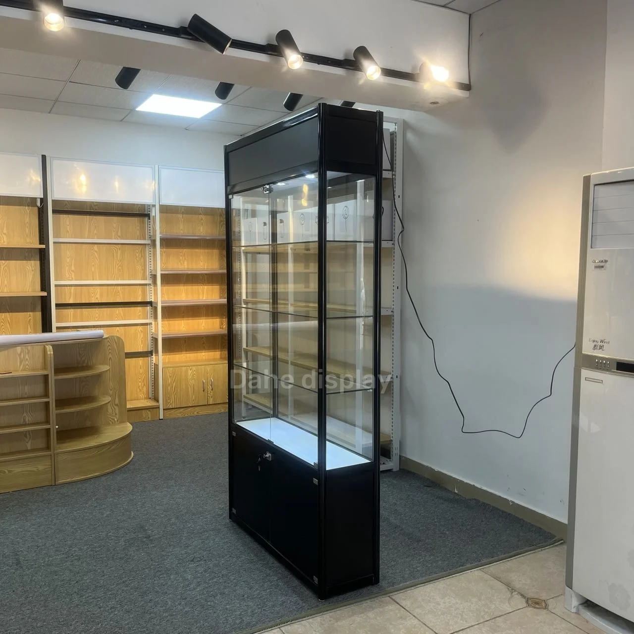 Groß- und Einzelhandel, Tabakladenmöbel, Vitrine, abschließbare Glasvitrine, Tabakladenvitrine