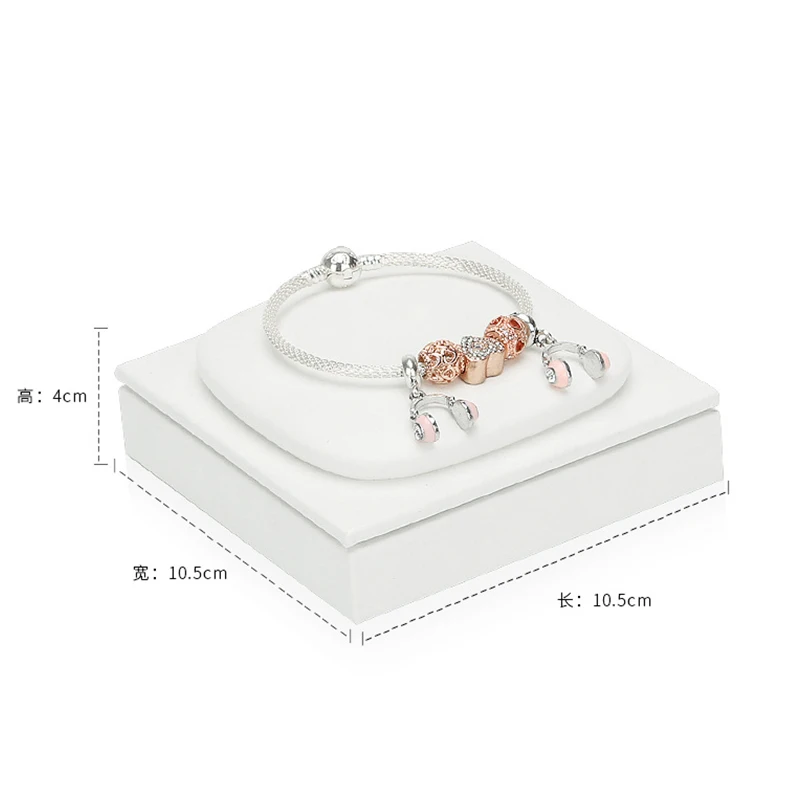 دعائم عرض المجوهرات، والقلائد، والأساور، ورفوف عرض المجوهرات المطلية باللون الوردي، ودعائم التصوير