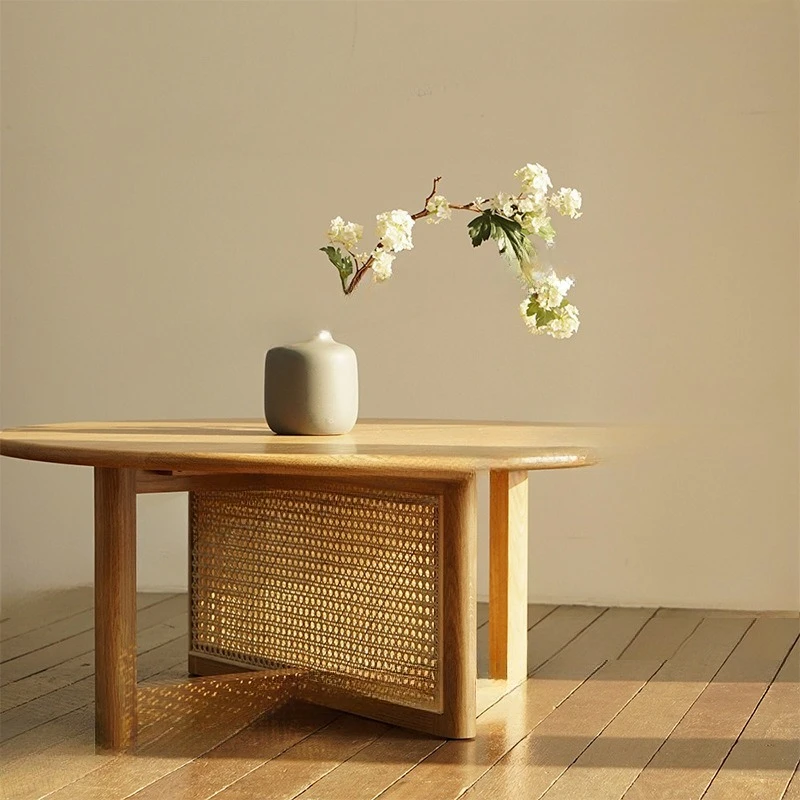 Pequeno apartamento sala de estar cama redonda e mesa de centro de vime para café da manhã