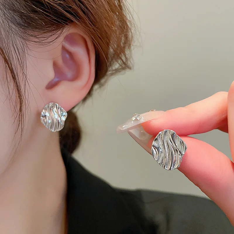 Simple and small, water ripple irregular geometric silver needle stud earrings, fashionable French niche temperament, high-end