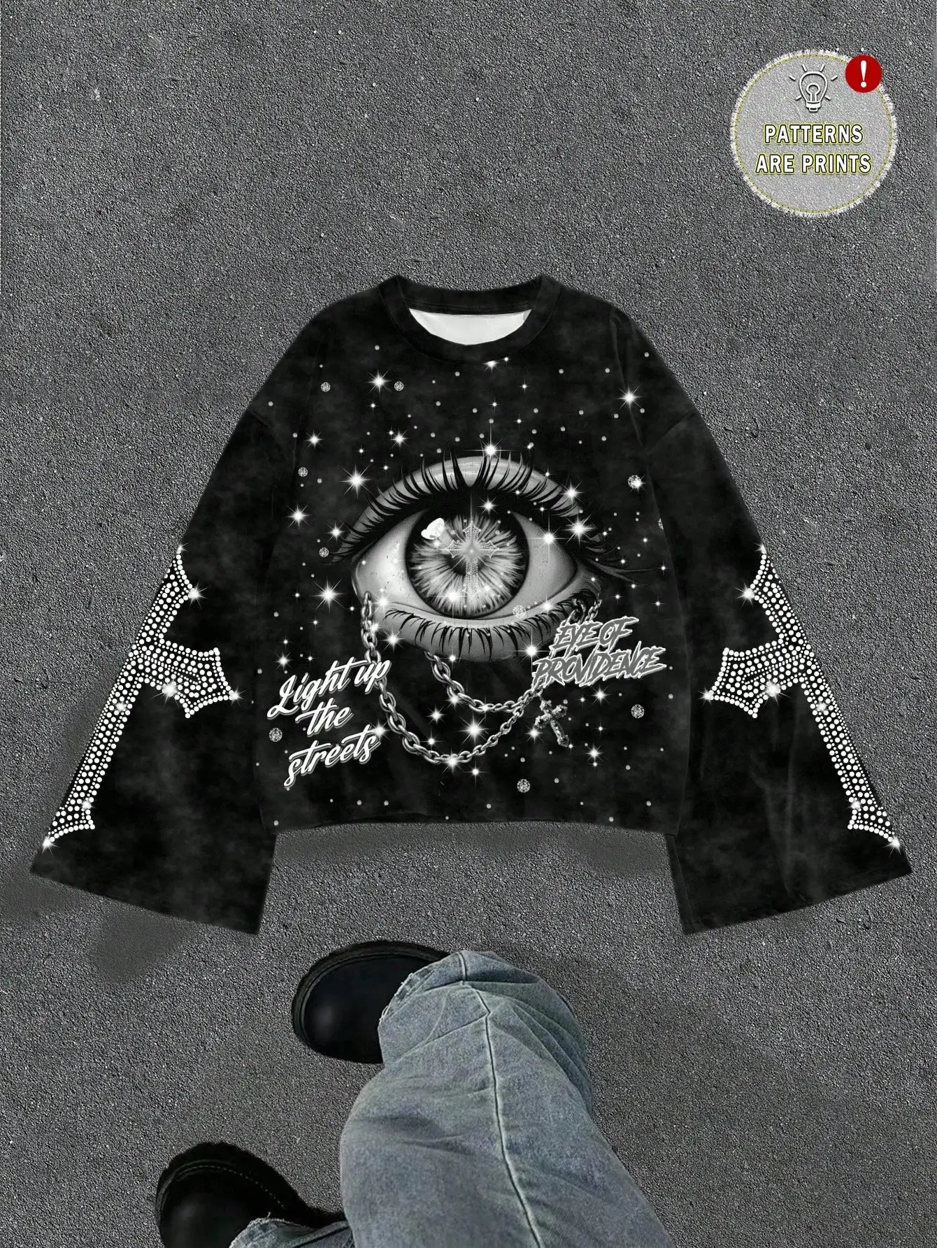 

Укороченная футболка с расклешенными рукавами и принтом в готическом стиле, украшенная блестящими звездами и цепочками