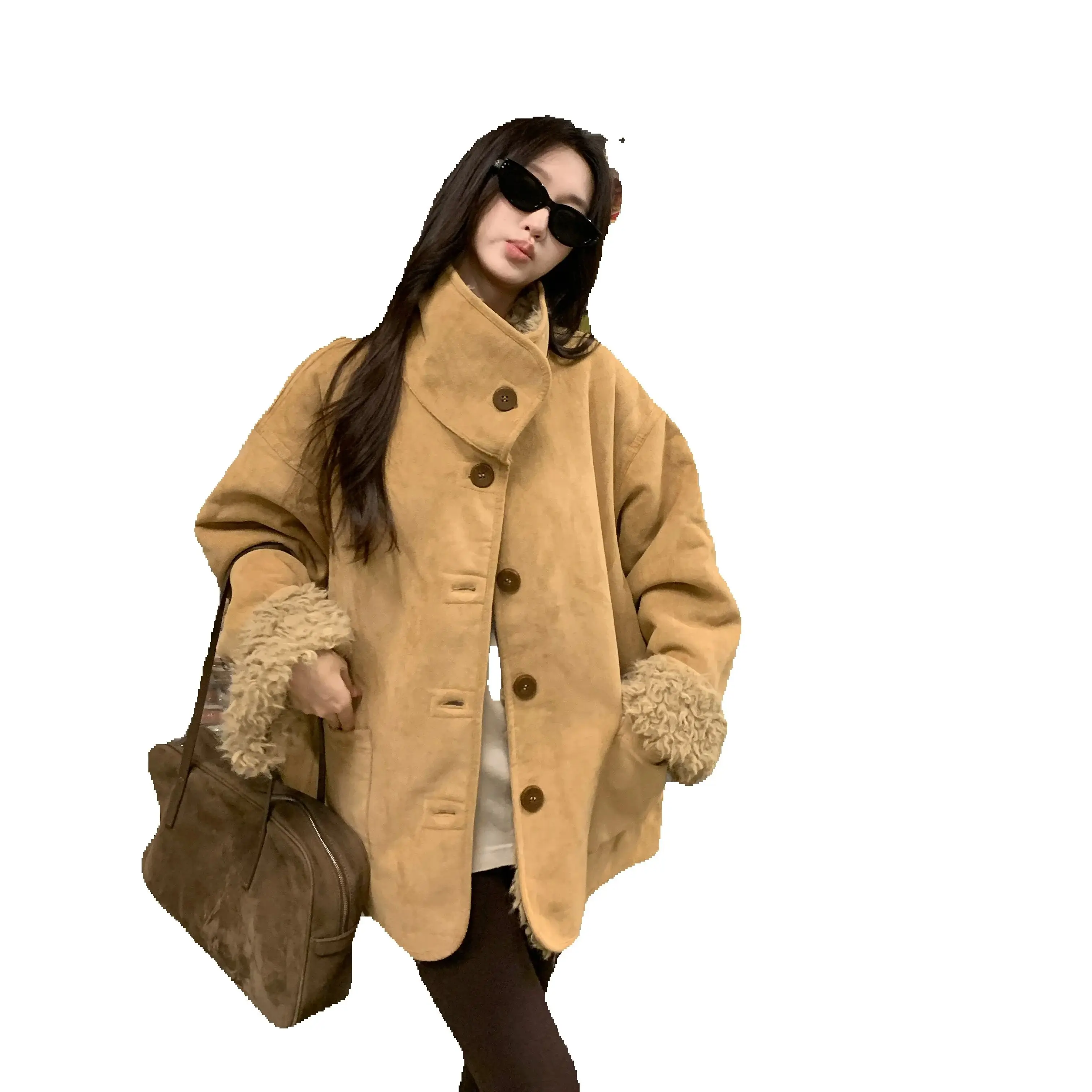 

Женщины носят толстую и свободную зимнюю мотоциклетную куртку с мехом с обеих сторон и шубой из овечьей кожи.