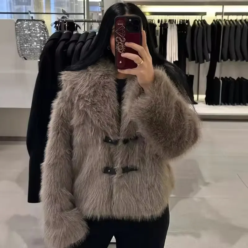 Giacca in pelliccia da donna 2025 Giacca da donna a maniche lunghe con bottoni Laple Cappotto corto da strada High Street Cappotti in tinta unita autunno inverno da donna