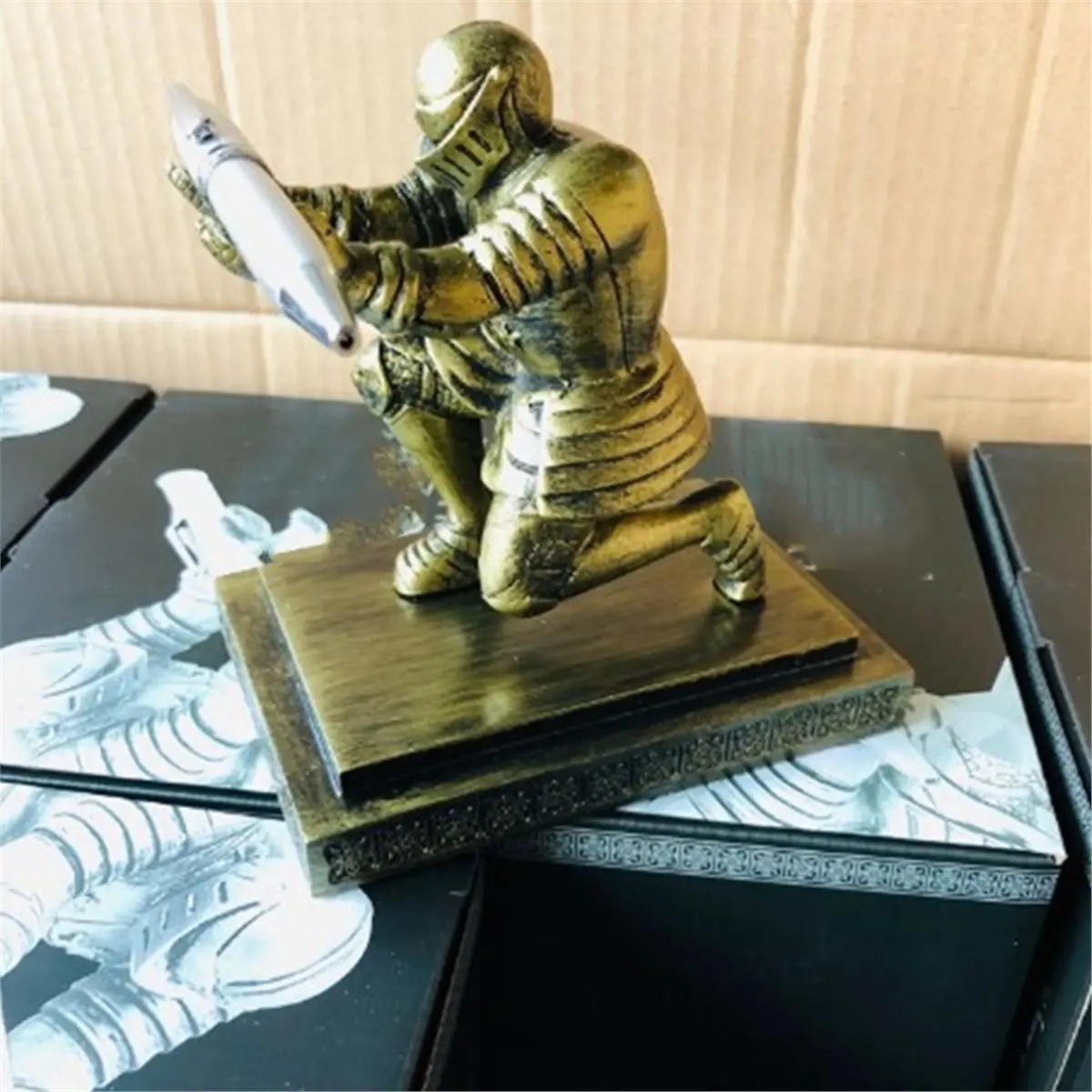 

НОВИНКА 2026: Подставка для ручек «Рыцарь» — многофункциональный настольный аксессуар из смолы (ручка в комплект не входит)