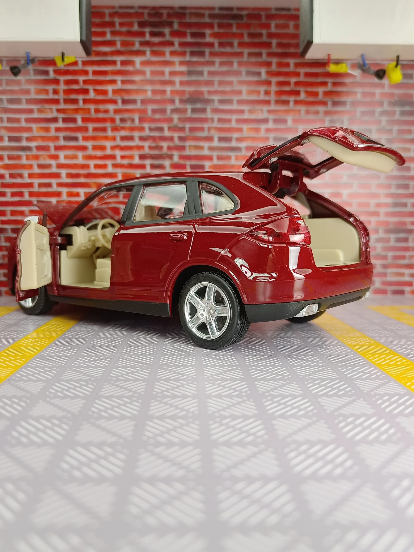 1:24 Porsche Cayenne SUV vehículo todoterreno de aleación modelo de coche decoración, puertas y capó de motor, maletero se puede abrir para niños